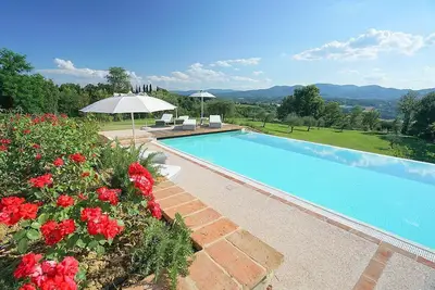 Image de Villa Stellaria: An elegant and welcoming three-story villa located on top of a small hill, with Free Wi-Fi.