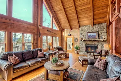 Image de Secluded Mountain Lodge & Waterfront Cabin w/King Beds, Firepit, Game Room. . . .