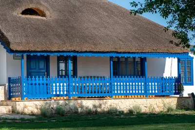 Image de Traditional house with one bedroom apartment/ fireplace and porch.