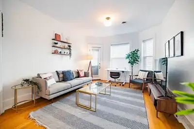 Image de Classic 2/1 Apt Near Villages | Free Parking