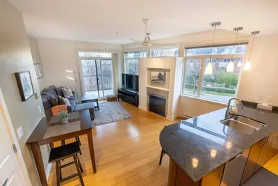 Image de Mt. Tolmie View-Spacious, Bright Ne Facing Two Bedroom Condo with Den by Victoria Prime!