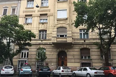 Image de 3 Bdrm T/Floor Central Apartment With Balcony 5 Min From CIty Park!