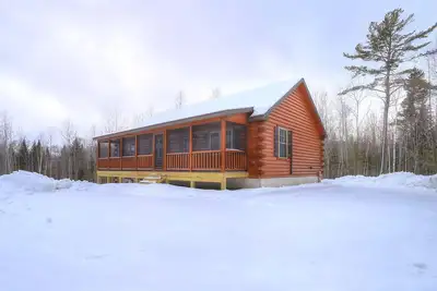 Image de Abazi Lodge - New log cabin right off Quimby Pond Road!