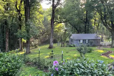 Image de Cozy mountain cabin on 15 acre Animal Sanctuary