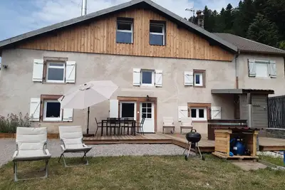 Image de Triplex dans ferme rénovée avec bain nordique privatif