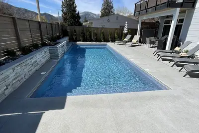 Image de Luxe Lake House - Downtown - Heated Saltwater Pool w/auto cover -near Marina