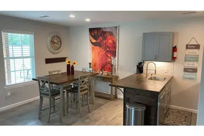 Image de Wild Card Suite: Unit B. Casino Retreat & Pickleball court