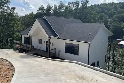 Image de Lakefront, minimal steps to water. Large private dock, Chef's kitchen