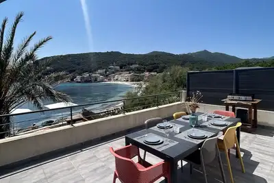 Image de Étage de Villa avec grand terrasse - calme, unique et pieds dans l'eau -