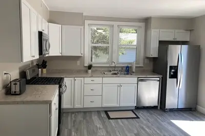 Image de Spacious 2 Bedroom 1. 5 Bath Home With Office.