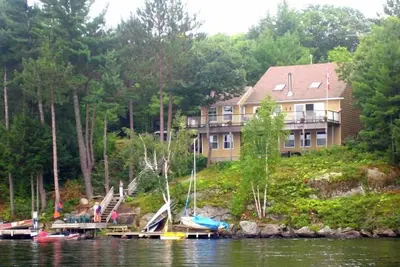 Image de Six bedroom cottage with stunning view of lake