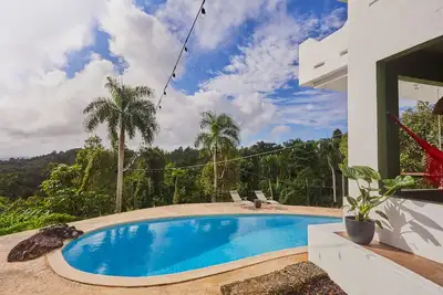Image de Rainforest Designer Mansion with Pool, Ocean & Mountain Views