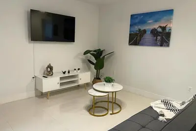 Image de 1375- Unit 4 · Upstairs 2bed/1 bath apt w/parking little habana