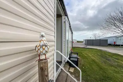 Image de Modern 6 berth caravan with WiFi at St Osyth Beach in Essex ref 28051fv
