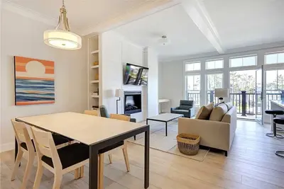 Image de New* Seabrook's Serendipity, a family-friendly loft right in Town Center!