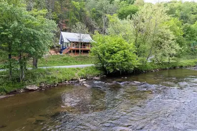 Image de Recently Built Riverfront Cabin on the Tuckasegee minutes away from Wcu & Sylva
