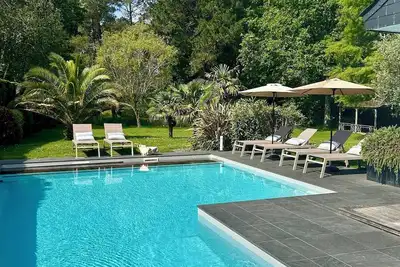 Image de Maison de famille  avec grande piscine chauffée et jacuzzi