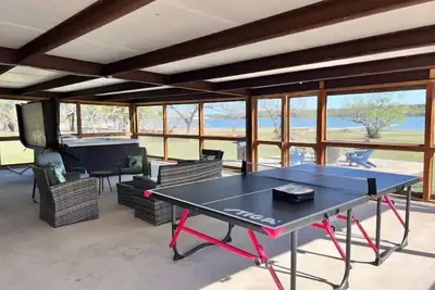 Image de Tranquil lakefront cottage awaits you