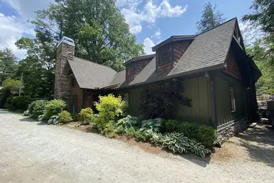 Image de Spacious Mountain Home with Creek views. Walking distance Main Street Highlands.