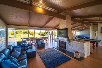 Image de Huge beachfront home with indoor fireplace