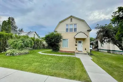 Image de Downtown Historic Home in the heart of Kalispell! Home base for Glacier Np!