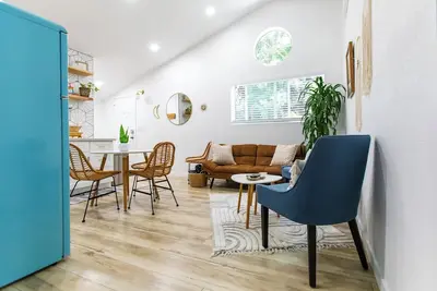 Image de Sparkling Clean, Stylish 1-bdrm w/parking - 5 min to hiking & beach!