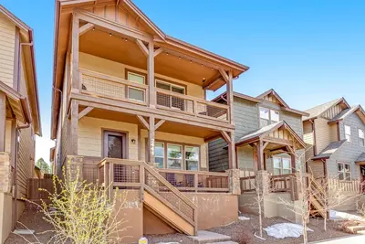 Image de Modern home in a great location with mountain views, grill, patio, & work desk