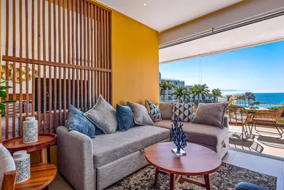 Image de Oceanfront condo with a full kitchen, pool, & beach access