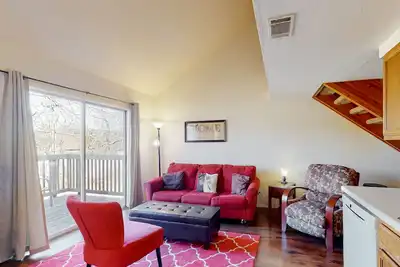 Image de Relaxing condo with loft, electric grill, balcony, deck, washer/dryer, & WiFi