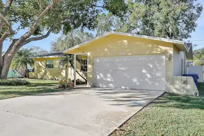 Image de Stunning, centrally located home with enclosed yard, patio, grill, W/D & Ac