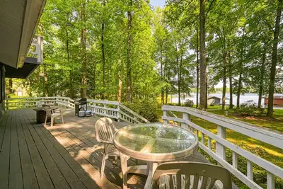 Image de Dog-friendly lakefront home with pool table, grill, lake views, water access, Ac