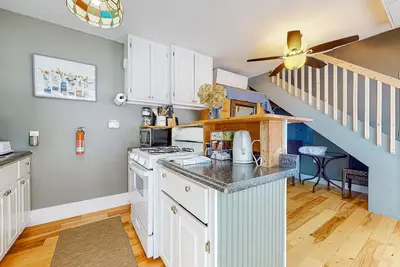 Image de Charming cottage with electric fireplace, pool, fire tables, gazebo, & gas grill