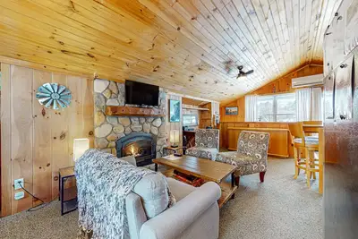 Image de Adorable cottage with a full kitchen, gas fireplace, pool, koi pond, & gazebo