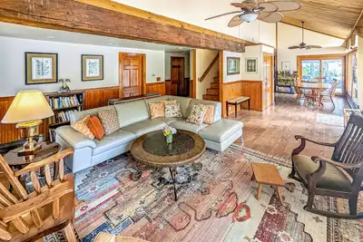 Image de Spacious, two-story home with a hot tub, washer\/dryer, & mountain views