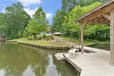 Image de Summer Fun in Lakeside Luxury: Spacious Home, Pet-Friendly, Near Attractions + Hiking