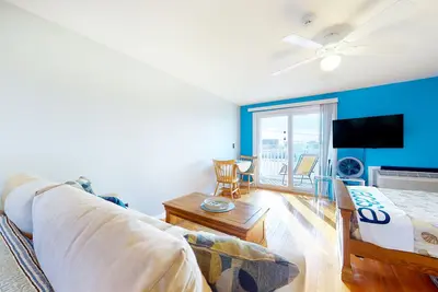 2nd-floor studio 1 block from the beach with pool, beach access, grills, & W/D