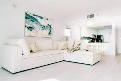 Image de 2br Penthouse with Unbeatable Water Views+Parking!