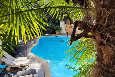 Image de Rez de villa avec jardin et piscine