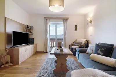 Image de Appartement 'Schererhof Dolomitenblick' avec vue sur les montagnes, jardin partagé et Wi-Fi.