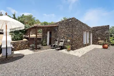 Image de Maison de vacances \"La Casa De Abajo\" avec vue sur la mer, terrasse privée et jardin privé.