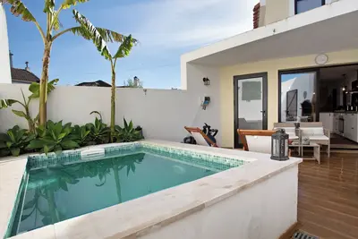 Image de Maison de vacances 'River Sun' avec piscine privée, Wi-Fi et climatisation.