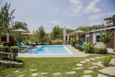 Image de Roxani Aqua Bliss - Serene Garden Getaway