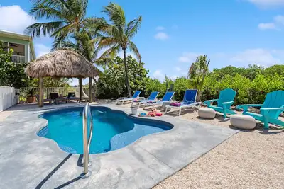 Image de Reel Knotty ~ Pool Home, 35' Dock, Walk to the Beach, Bikes & Kayaks!