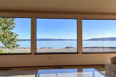 Image de Island-View Getaway – Waterfront Setting with Deck & Grassy Yard