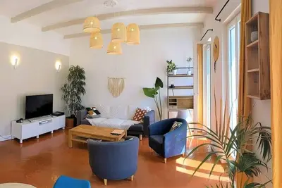 Image de Calme, charme & luminosité à 2 pas du panier et du vieux port.