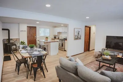 Cozy Convenient Basement Apt.