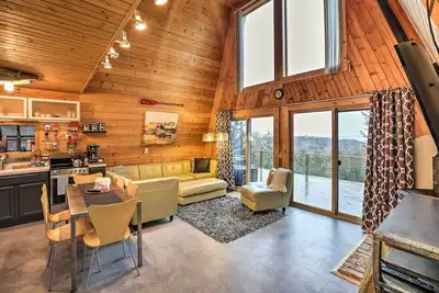 Image de Crofton Cabin w/ Tropical Hut & Water Views!