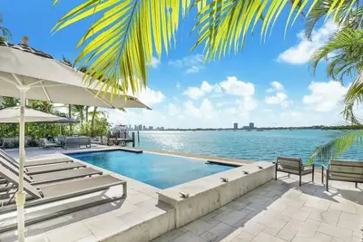 Image de Bayfront Escape Poolside Luxury Villa with Sunset Views