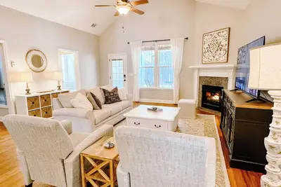 Image de Charming Home - Near Champions Retreat