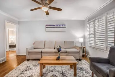 Image de Modern Amenities, Near Downtown! Colonial Cottage